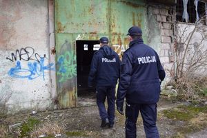 Policjanci wchodzą do pustostanu