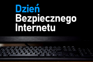 Widoczny jeest laprom a nad nim napis Dzień Bezpiecznego Internetu