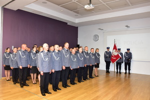 policjanci stoją w szeregu