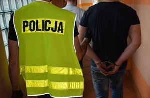 policjant prowadzi zatrzymanego