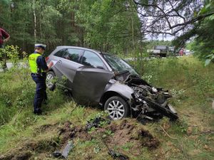 policjant przy rozbitym samochodzie