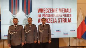 policjanci pozują do zdjęcia