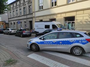 radiowóz na tle zaparkowanych pojazdów