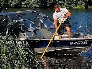 policjant wodniak na policyjnej łódce