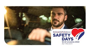 mężczyzna siedzący za kierownicą napis  ROADPOL SAFETY DAYS