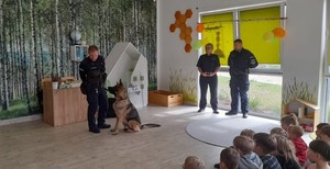 trzech policjantów i policyjny pies na pogadance w przedszkolu