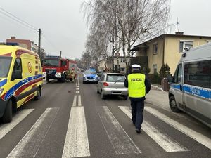 policjant w kamizelce odblaskowej stojący na jedni