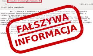 wiadomość napisana na białym tle na niej czerwony napis fałszywa informacja