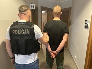 policjant prowadzący zatrzymanego mężczyznę