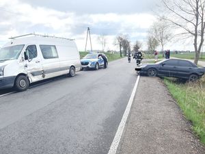 dwa rozbite samochody po zdarzeniu drogowym  za nim stojący na jedni radiowóz