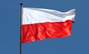 biało - czerwona flaga powiewająca na wietrze