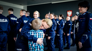 policjantka przytulająca chłopca