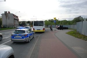 policyjny radiowóz stojący za autobusem na drodze