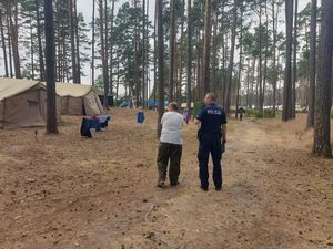 Policjant idący do tablicy informacyjnej