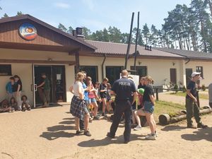 Policjant stojący przed grupą dzieci