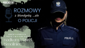 Umundurowana policjantka z czapką na głowie stojąca w półcieniu. Po lewej stronie napis rozmowy z blondynką...ale o policji