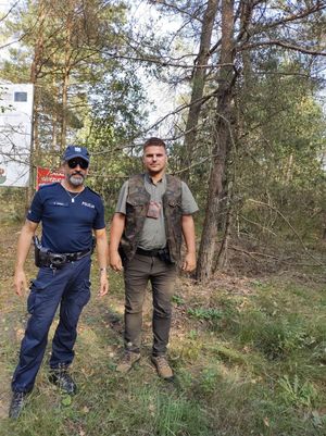 Umundurowany policjant i strażnik leśny stojący w lesie