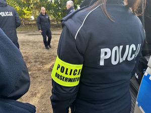 Umundurowana Policjantka z odblaskową opaską na ramieniu