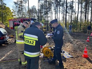 Policjant rozdający ulotki strażaką.