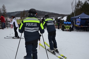 Policjanci na nartach na stoku