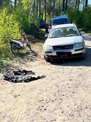 Rozbity samochód osobowy jasnego koloru stojący na drodze gruntowej