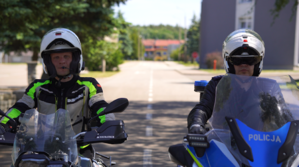 Policjanci na motocyklach stojący na jezdni