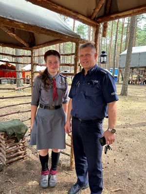 Policjant stojący z harcerką