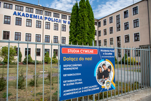 Baner rekrutacyjny wiszący na płocice przed Akademią Policji w Szczytnie