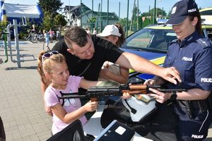 Promocja zawodu policjant podczas pikniku na placu zabawa.