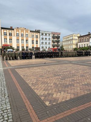 Grupa młodych ludzi stojąca chojnickim rynku.