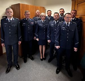 Grupa policjantów w umundurowaniu galowym stojąca w szeregu