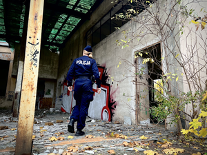 Policjantka sprawdzająca pustostan