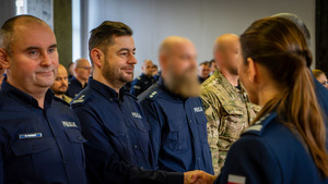 Policjanci stojący w szeregu