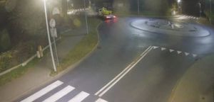 w nocy na rondzie widoczna biała auto laweta zjeżdżająca z ronda z żółtym rowerem wodnym na lawecie