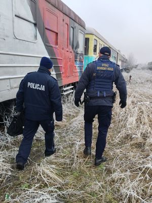dzielnicowy i SOK patrolujący teren dworca