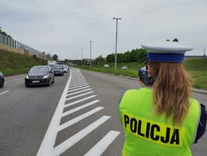 Policjantka mierząca prędkość.
