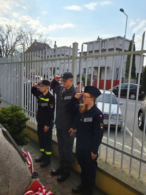 uczniowie szkoły mundurowej oddający chołd przed obeliskiem