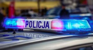 napis policja na dachu radiowozu
