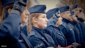 Policjanci stojący w szeregu.