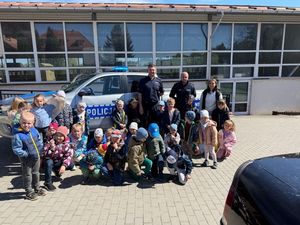 Policjanci podczas pogadanki profilaktycznej z przedszkolakami.