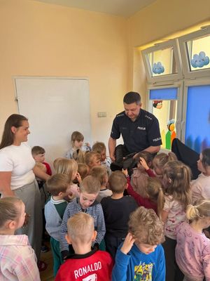 Policjanci podczas pogadanki profilaktycznej z przedszkolakami.