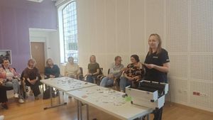 Zdjęcie ze spotkania profilaktycznego podczas którego policjanci prezętują zawartośc walizki edukacyjnej e wktórej znajdują się atrapy narkotykow