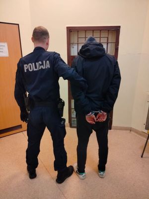 Policjant prowadzący zatrzymanego mężczyznę