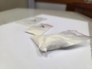 Zdjęcie narkotykóe leżących w woreczkach na stole