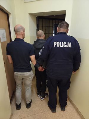Policjanci prowadzący zatrzymanego