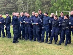 Policjanci stojący w szeregu - Ćwiczenia sztabowe Huragan - fotorelacja.