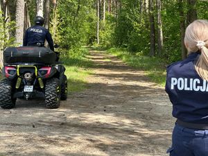 Policjant odjeżdżający na qadzie- ćwiczenia sztabowe Huragan