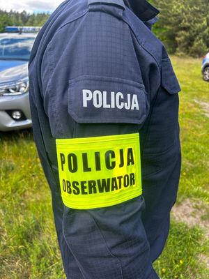 Policjant zżółtą odblasową opaską na ranieniu - ćwiczenia sztabowe Huragan