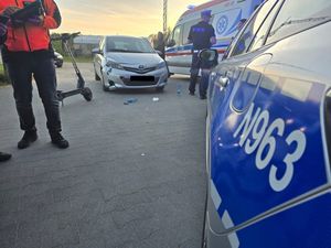 policyjny radiowóz na miejscu zdarzenia drogowego