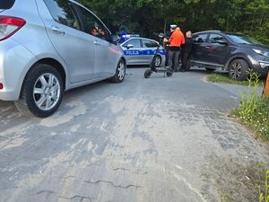 Policyjny radiowóz na miejscu zdarzenia drogowego